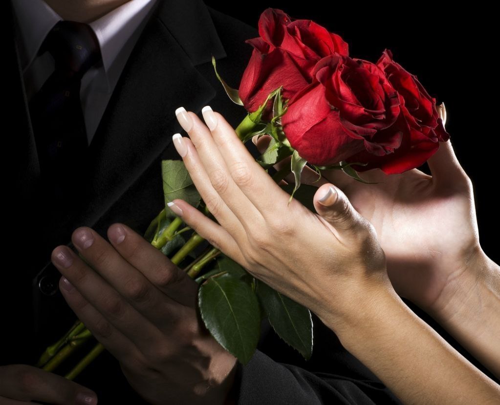 Песня какой хороший день чтобы подарить цветов. Букет для мужчины. Мужчина дарит цветы женщине. Мужчина с розой. Мужская рука с цветами.