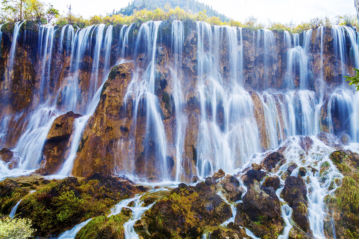 Тысяча водопадов. Долина водопадов Цзючжайгоу. Водопад жемчужный Цзючжайгоу Китай. Национальный парк Долины Цзючжайгоу Китай. Долина девяти деревень Цзючжайгоу.
